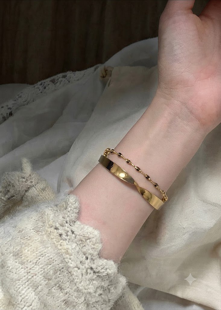Graceful Leaf Bracelet - Image 2